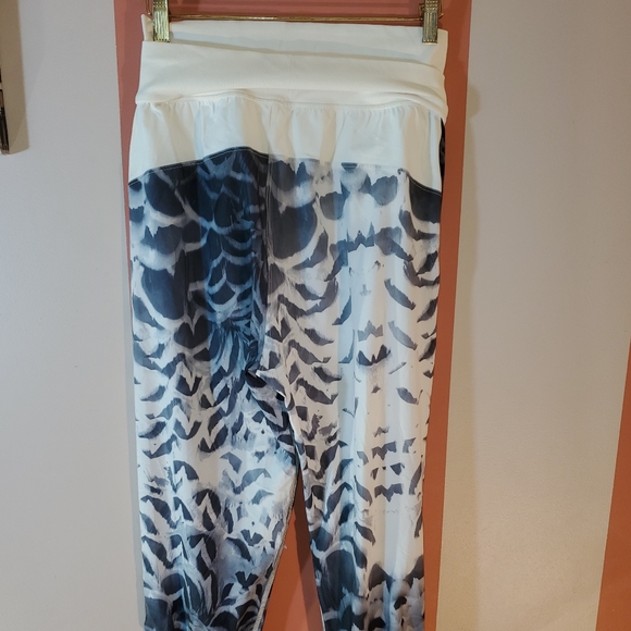 Lululemon Women's Dance To Yoga Crop Pant - Picture 4 of 8